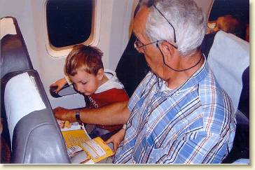 20071021-05 Mark en opa in het vliegtuig